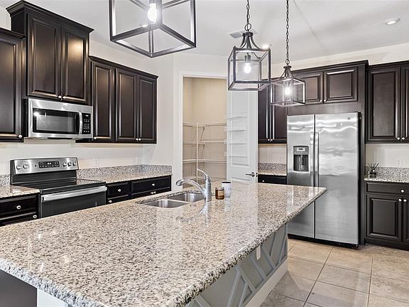 4th image of 3910 Redfin Pl