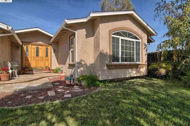 5835 Oleander Dr photo 1