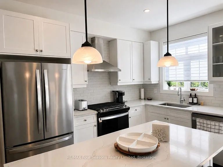 137 White Oak Cres — Photo 3