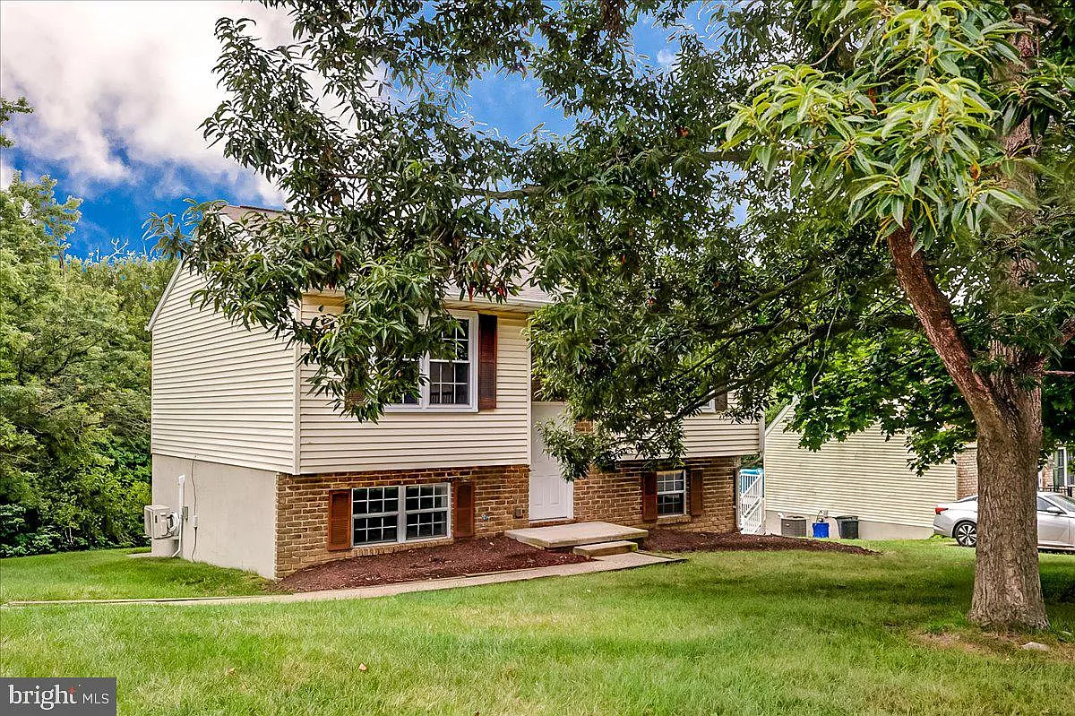 2 bed, 1.5 bath, 1220 sqft, $2,000 — Photo 2