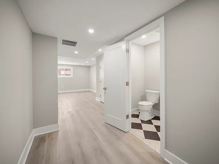1630 Benson St #1 — Photo 9