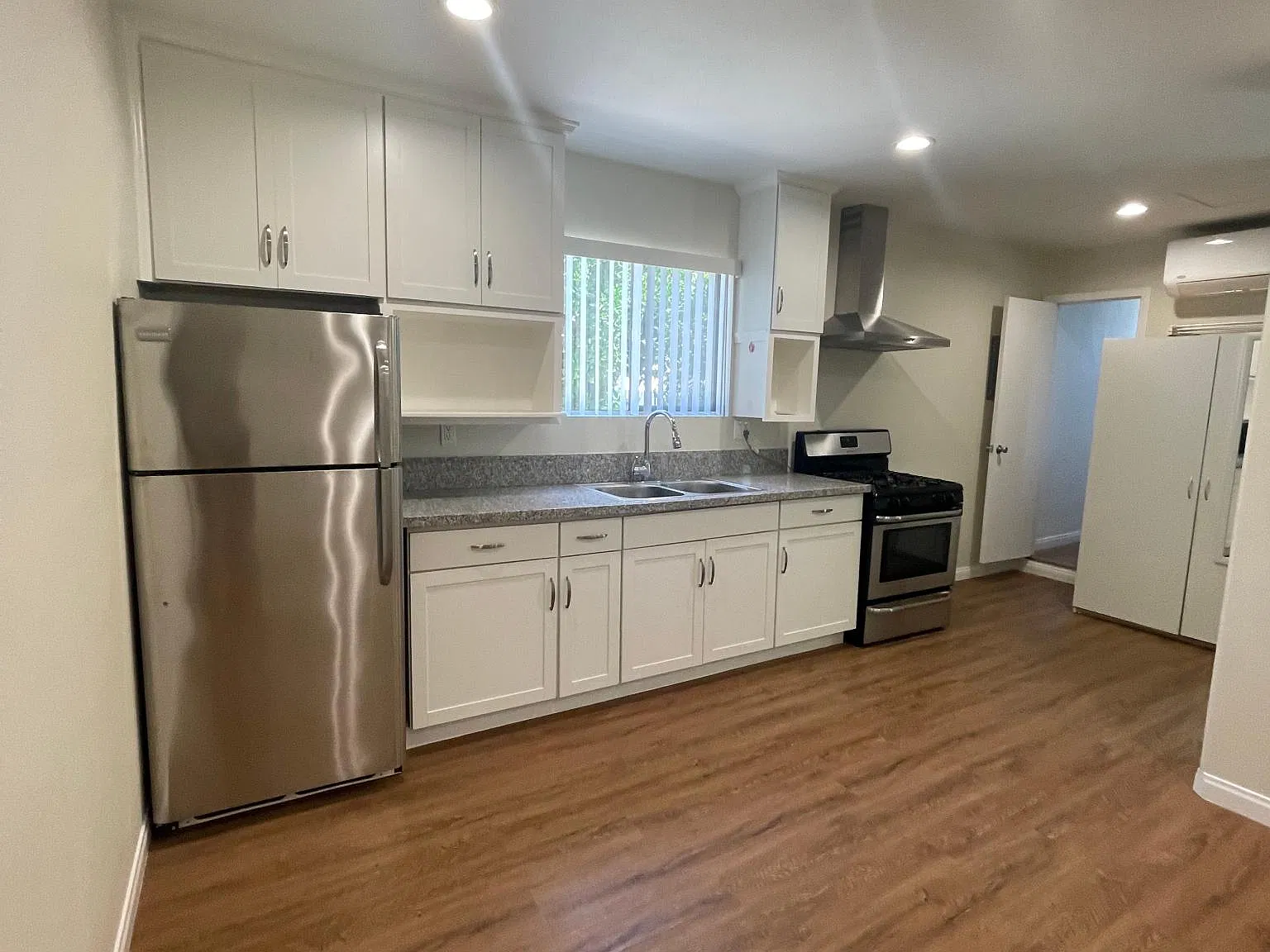 1 bed, 430 sqft, $2,100 — Photo 2
