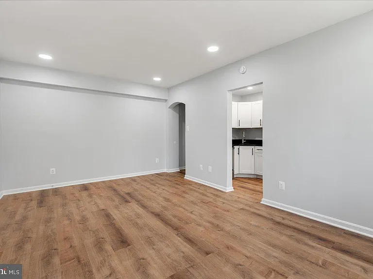 1909 N Rhodes St #25 — Photo 21