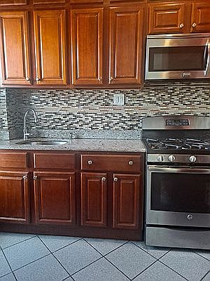 2nd image of 370 Hawthorne St APT 2