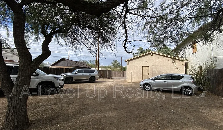 723 E 6th St — Photo 15