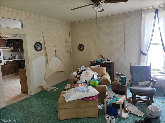 3rd image of 221 Franklin St