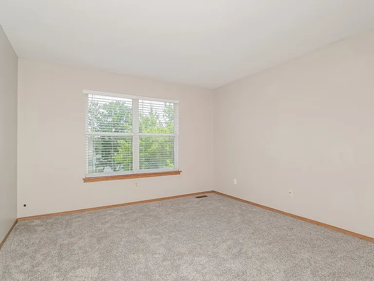 402 Waterside Dr — Photo 13