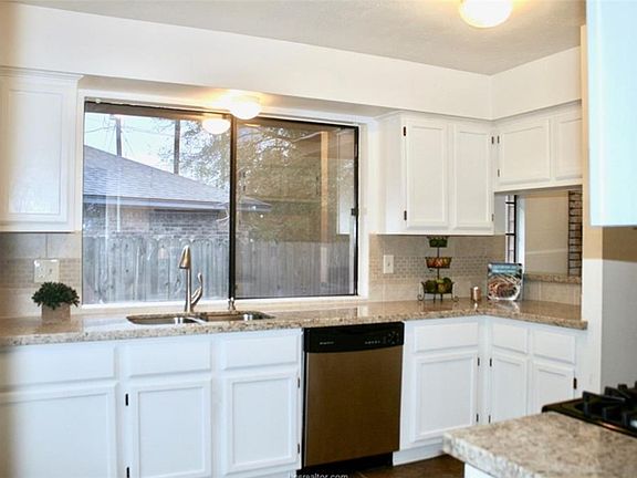 4th image of 1003 Laredo Ct