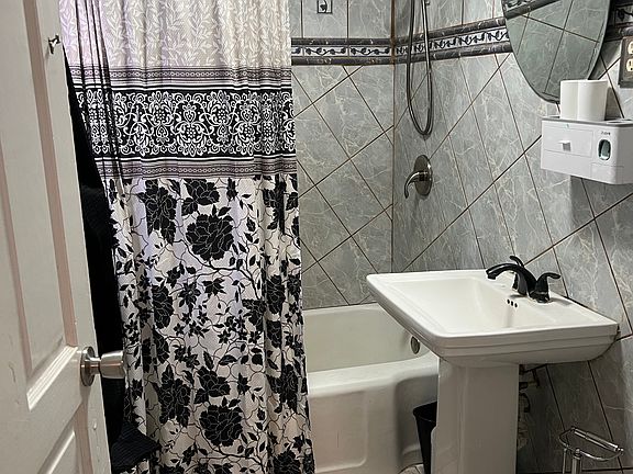 5th image of 2344 Boas St #2