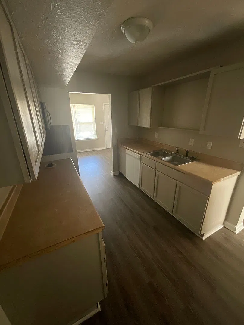 3 Bedroom 1 - 1/2 baths. Appliances Included — Photo 3