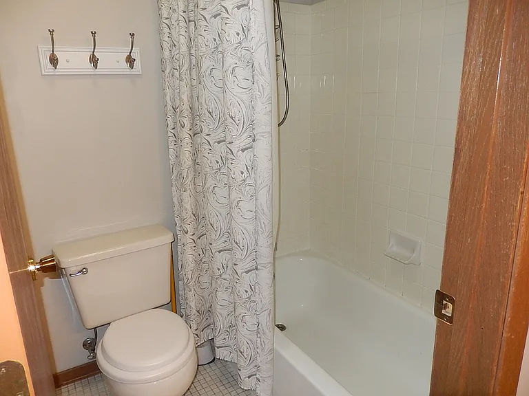 975 Westchester Cir — Photo 12