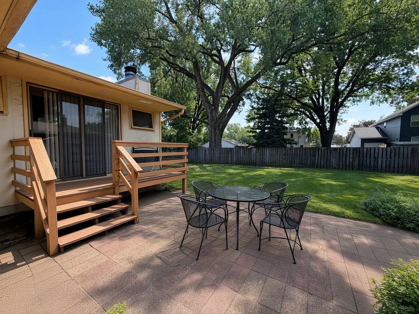 Well Maintained 3bed 1bath Rambler in Roseville! Fenced in Backyard! — Photo 3
