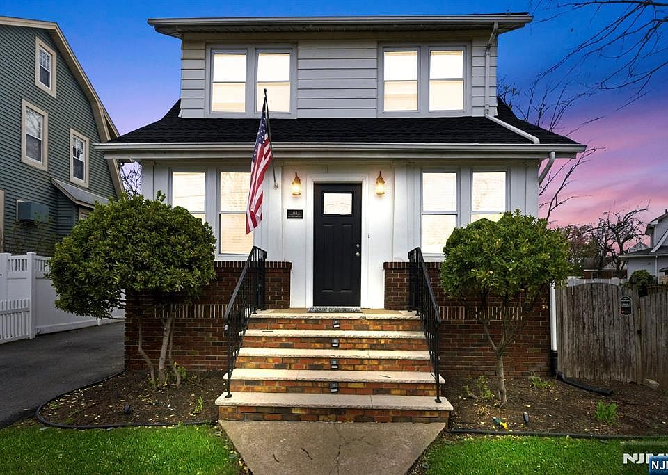 1st image of 48 Rochelle Ave