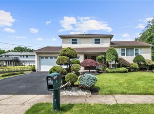 3 Falcon Dr, Edison, NJ 08820