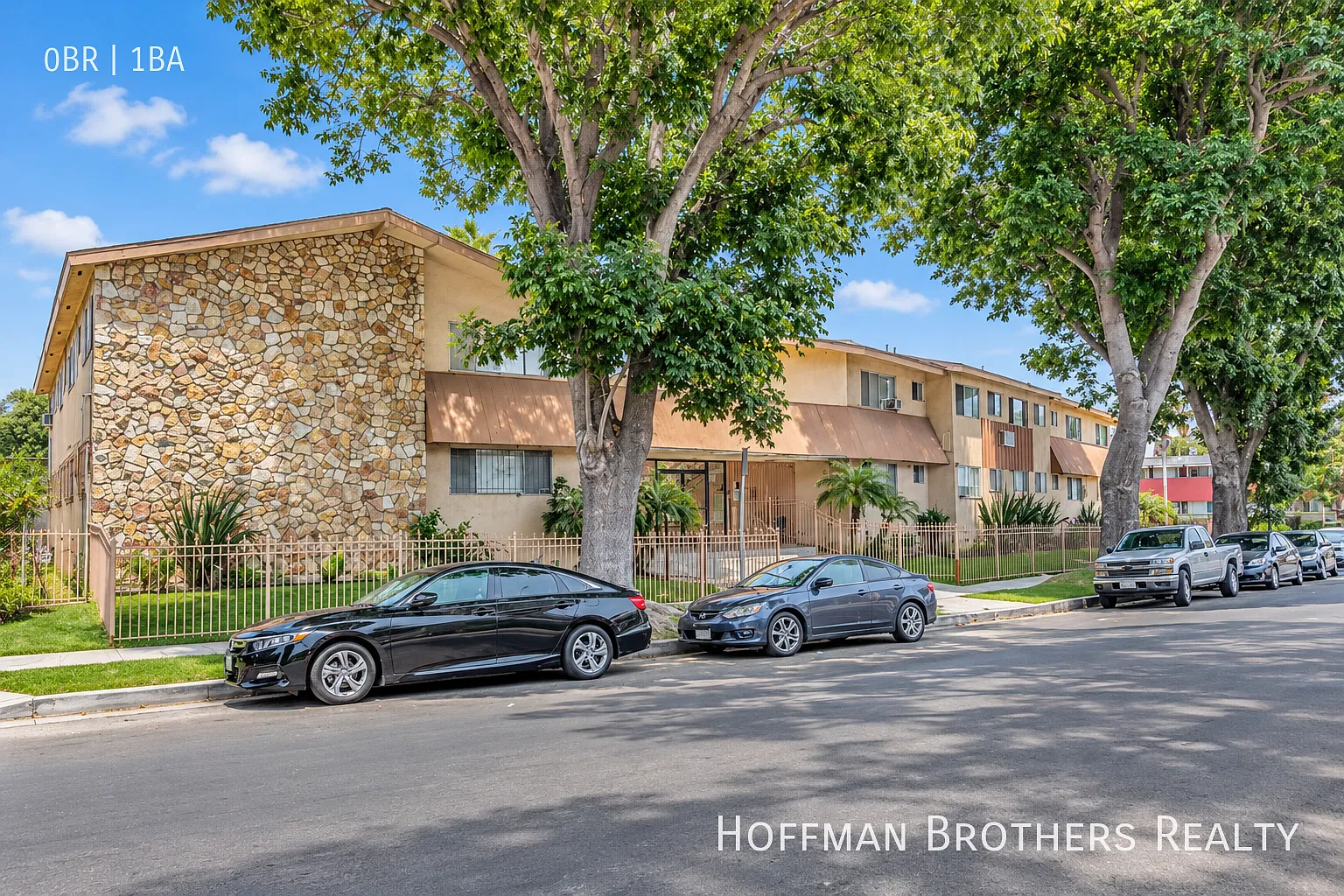 **1 Month Free**Updated Studio With Recently Updated Kitchen, Hardwood Floors, Pool Access & On-S... — Photo 3