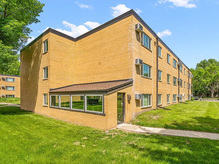Golden Meadows Apartments — Photo 6
