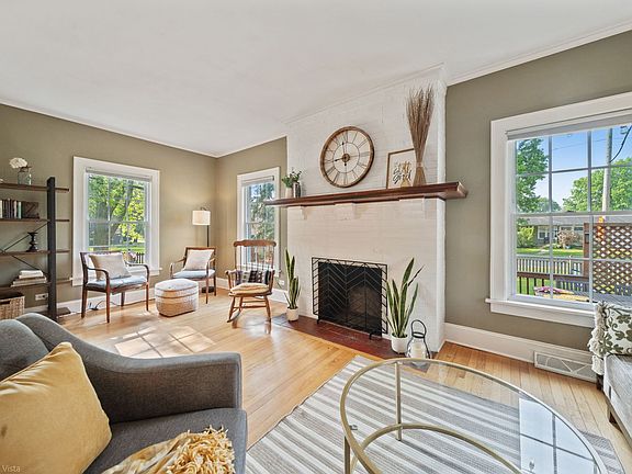 2nd image of 542 S Michigan Ave