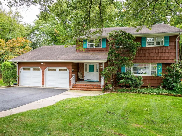 15 Burr Dr, Metuchen, NJ 08840