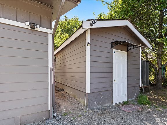 4th image of 223 Norpoint Way NE