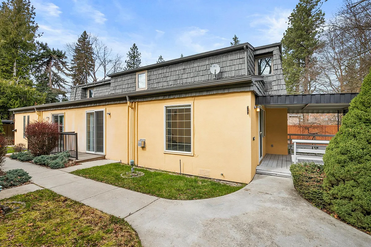 Covered porch with seating - 1318 S McClellan St