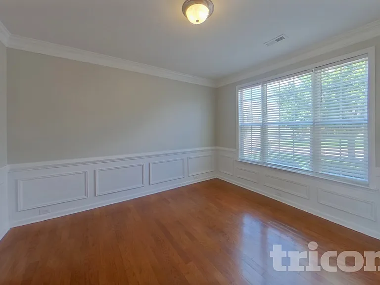 527 W Saddletree Dr — Photo 3
