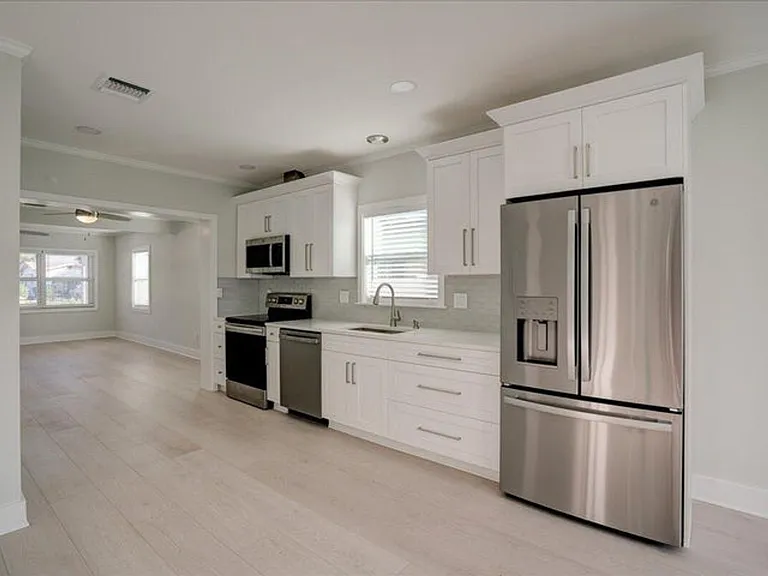 320 NW 6th Ave — Photo 1