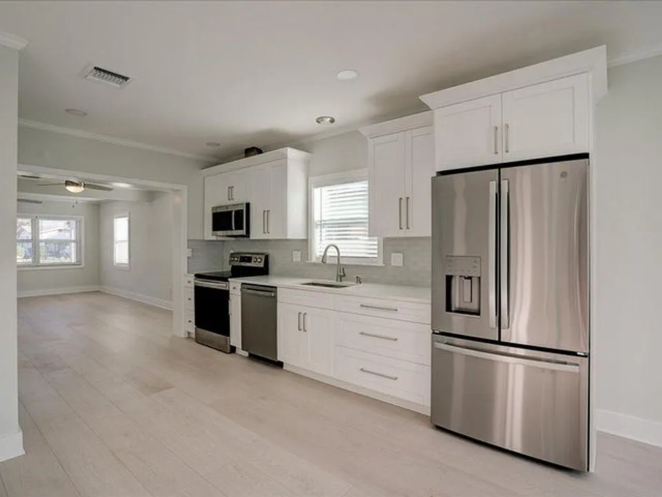 320 NW 6th Ave