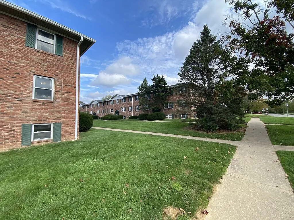 Kingston Manor — Photo 2