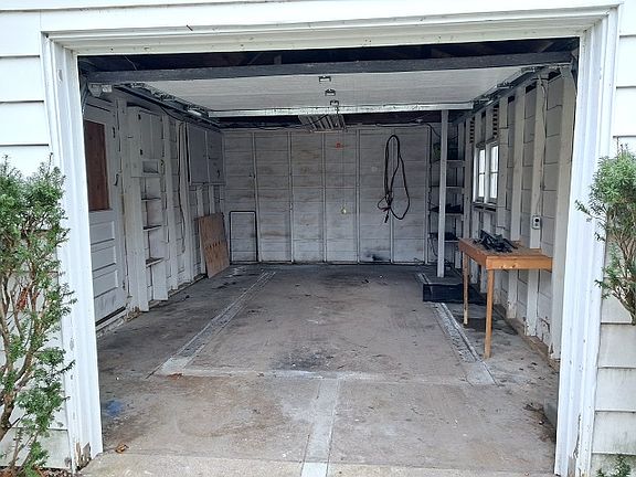 3rd image of 220 Hunter Dr