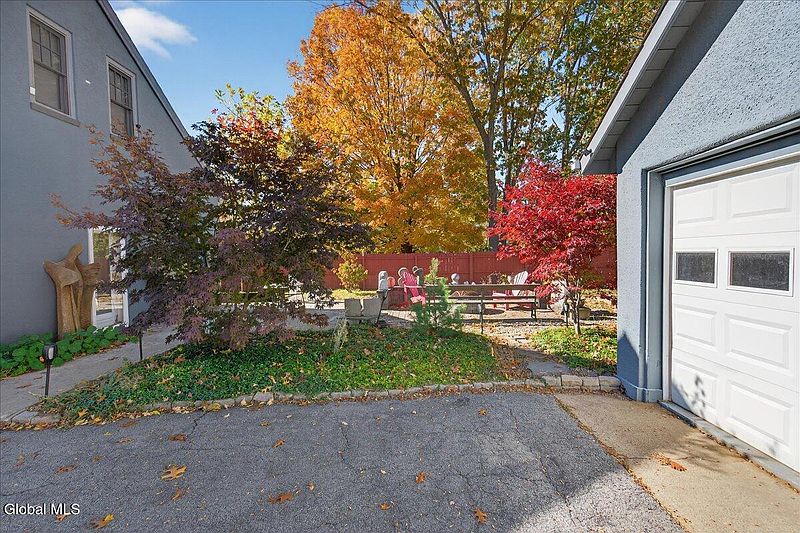 5th image of 261 W Circular Street