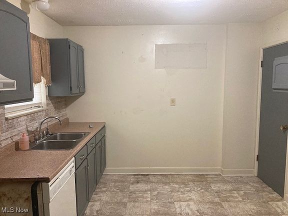 3rd image of 1281 Rosewood Dr NE