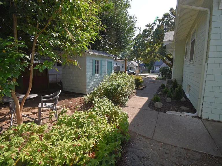 586 Grove St — Photo 6