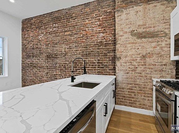 3rd image of 27 Corbin Ave Floor 2L