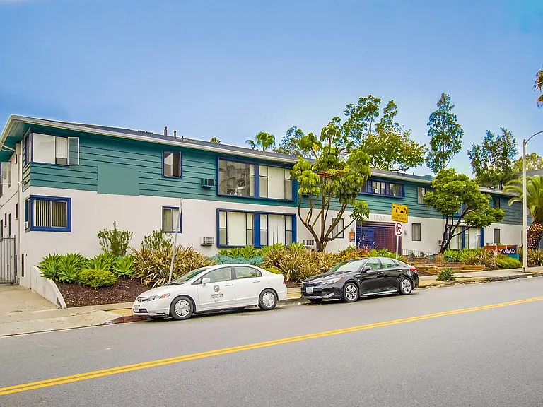 Hollyview Apartments — Photo 31