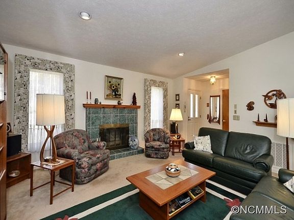 3rd image of 907 Rainbow Ln
