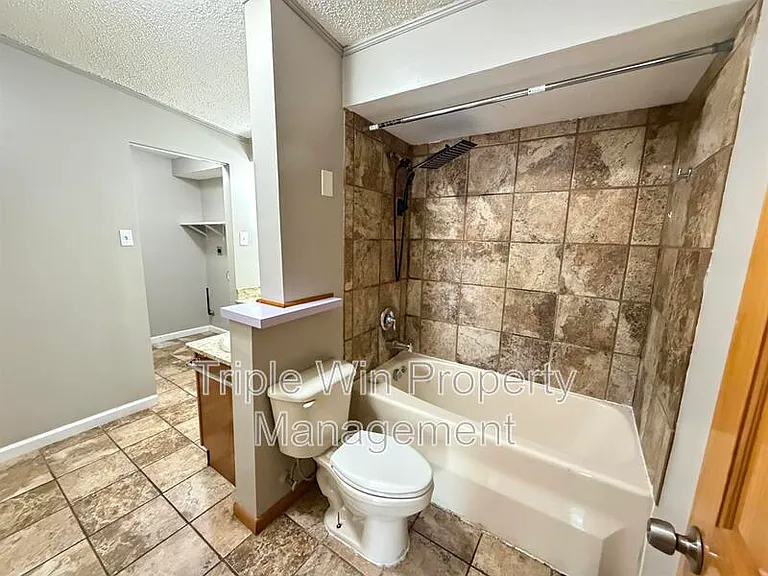 810 Saint Anthony Ln — Photo 34