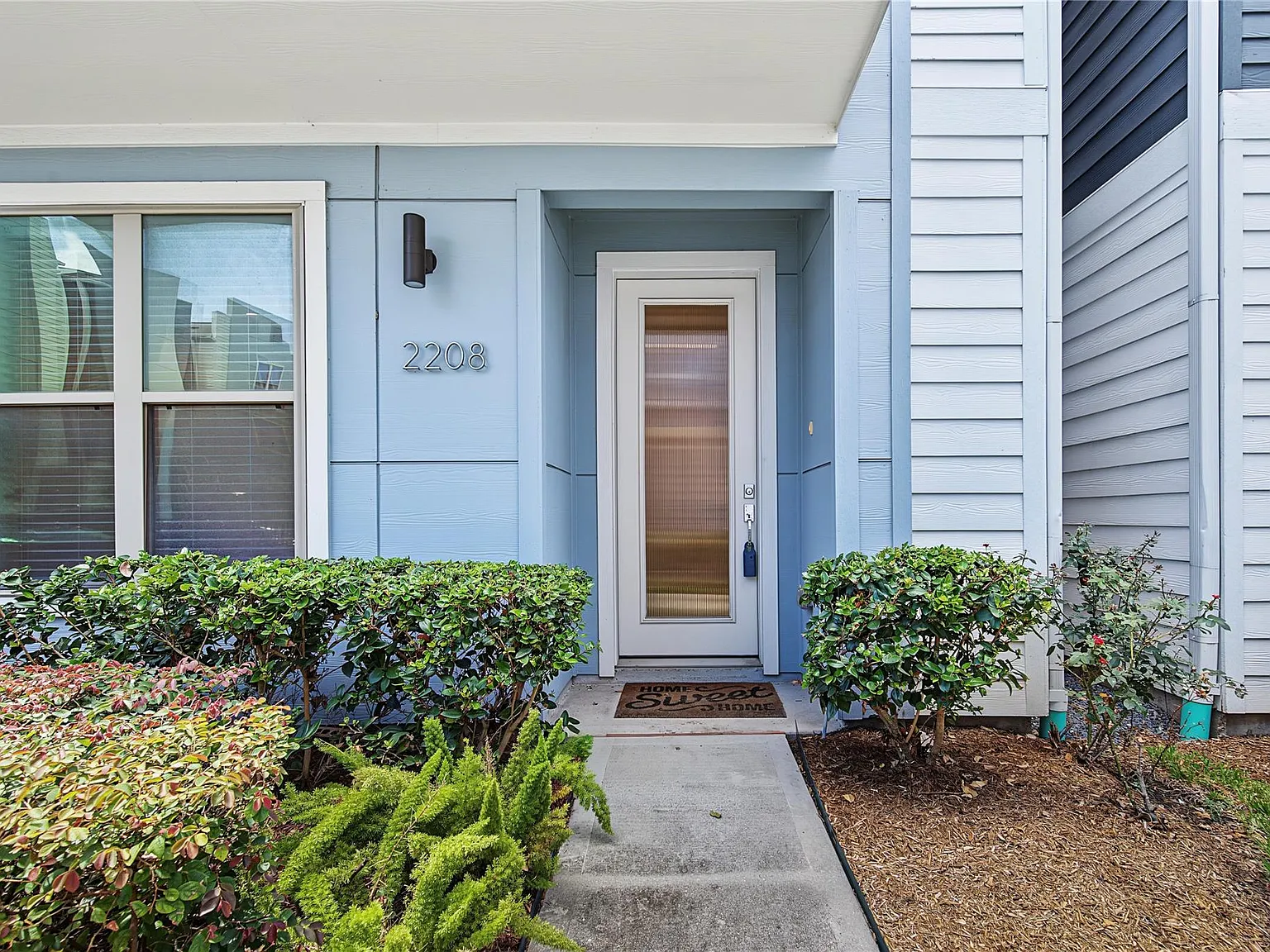 3 bed, 3.5 bath, 1897 sqft, $2,800 — Photo 2