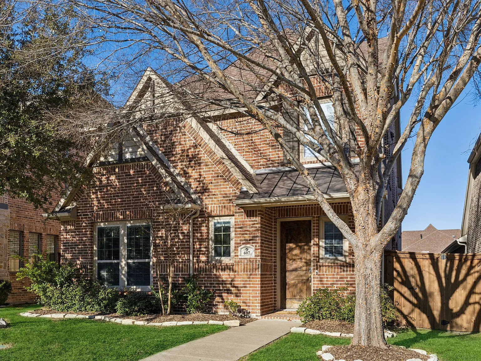 3 bed, 2.5 bath, 2770 sqft, $8,424 — Photo 3