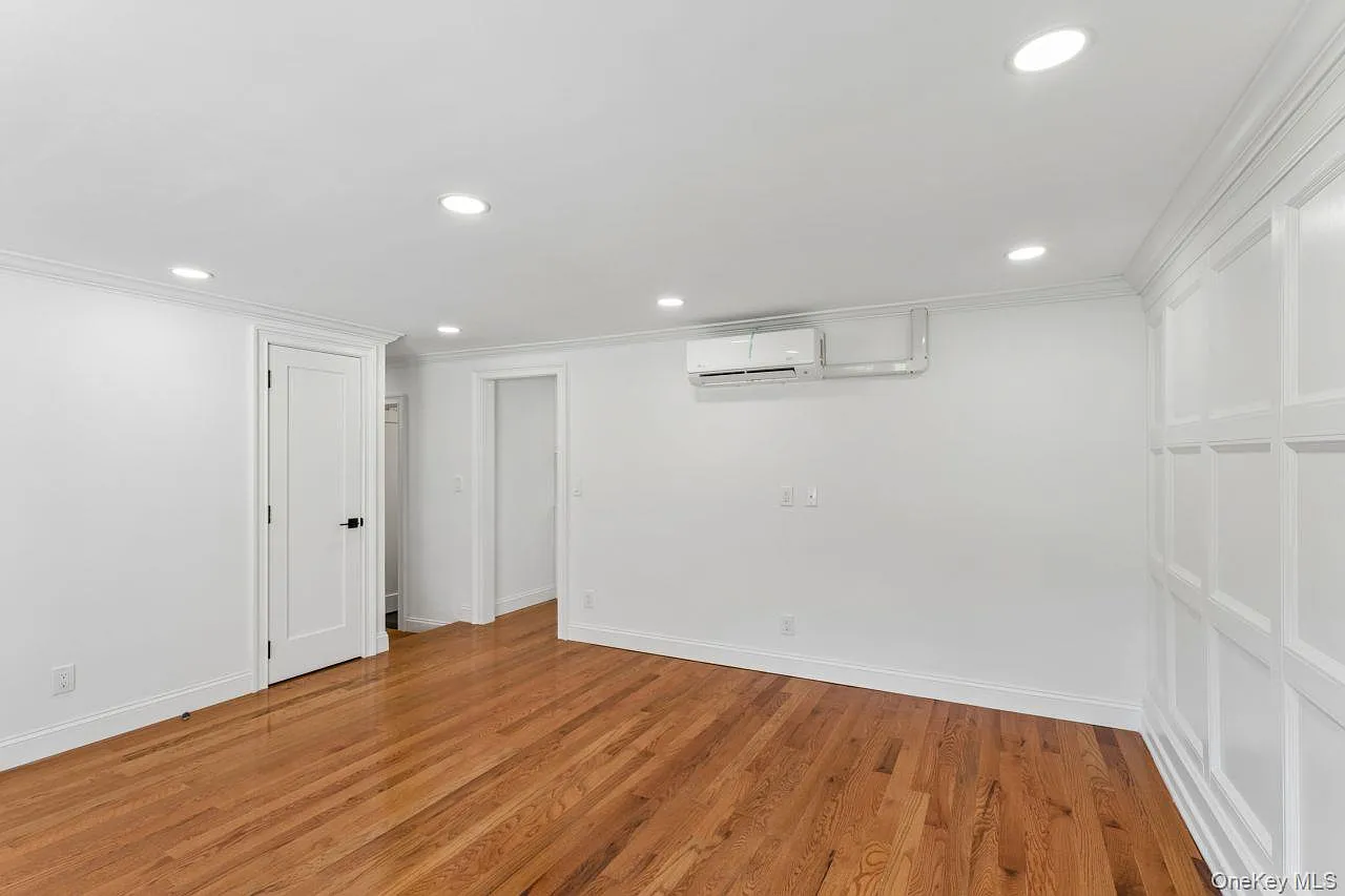 3 bed, 1.0 bath, 1049 sqft, $3,960 — Photo 3