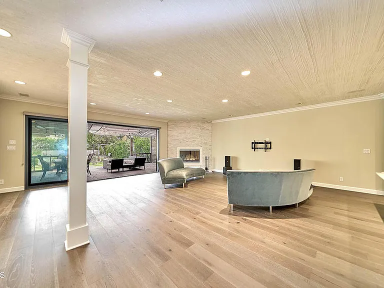 4330 Bel Aire Dr — Photo 3