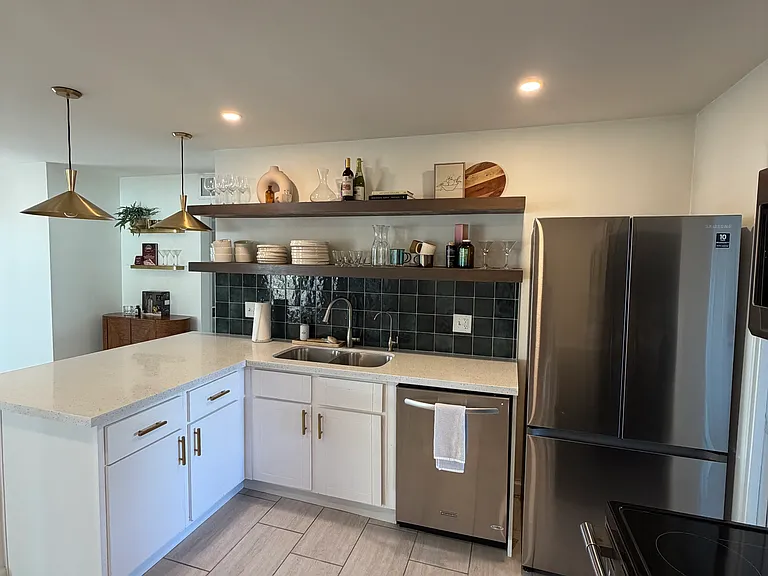 2041 W Marlette Ave — Photo 6