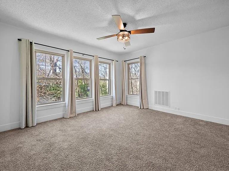 210 E Dobbs St — Photo 39