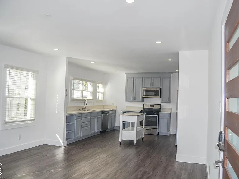 5407 Monroe St — Photo 3