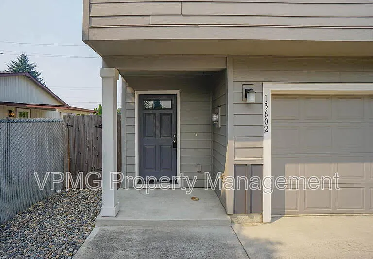 13602 NE 75th Cir — Photo 3