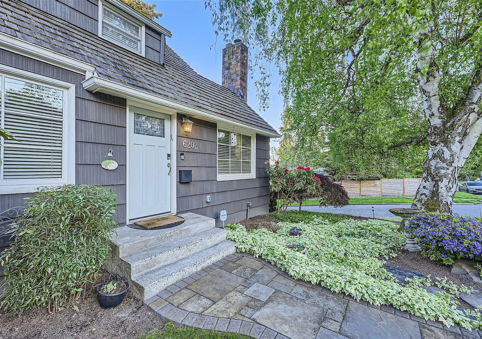 Introducing a spacious 4 bedroom, 2.5 bathroom house located in Bryan Heights! — Photo 2
