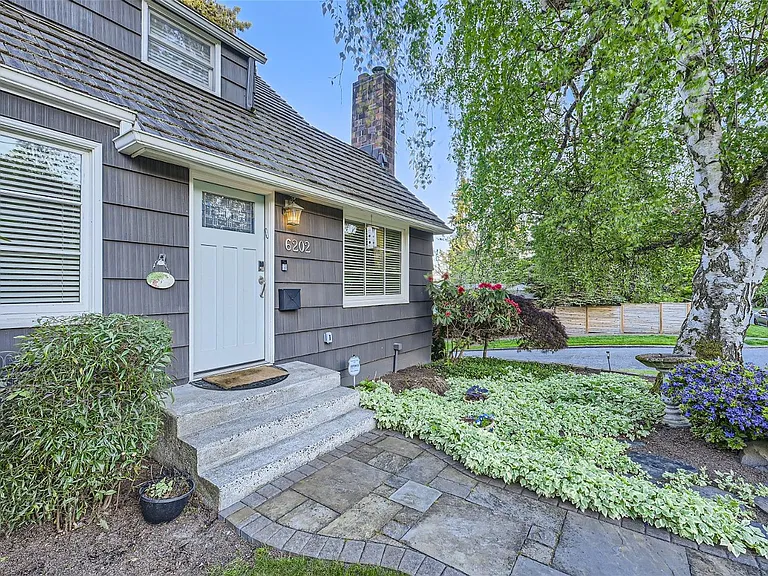 6202 38th Ave NE — Photo 2