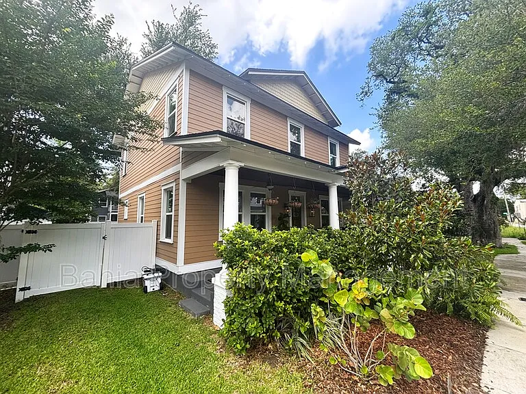 211 E Adalee St — Photo 2