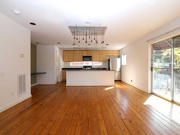 4th image of 2819 Crawford St