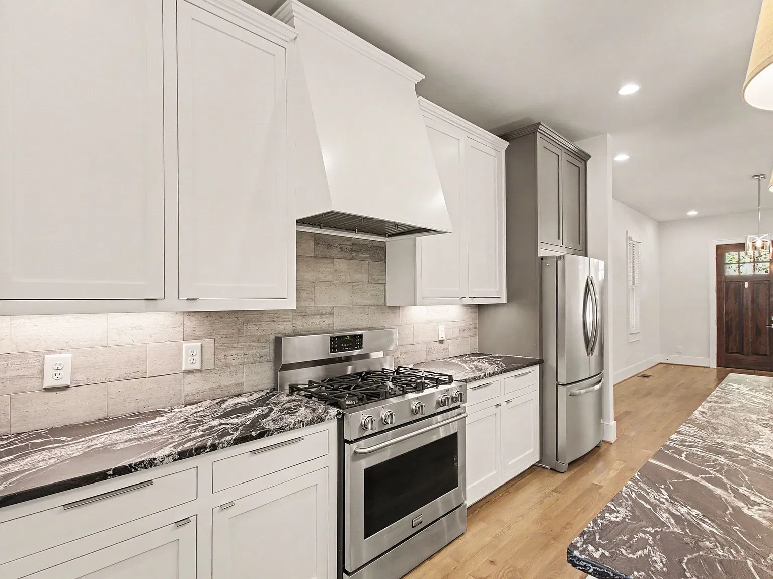4 bed, 3227 sqft, $5,700 — Photo 2