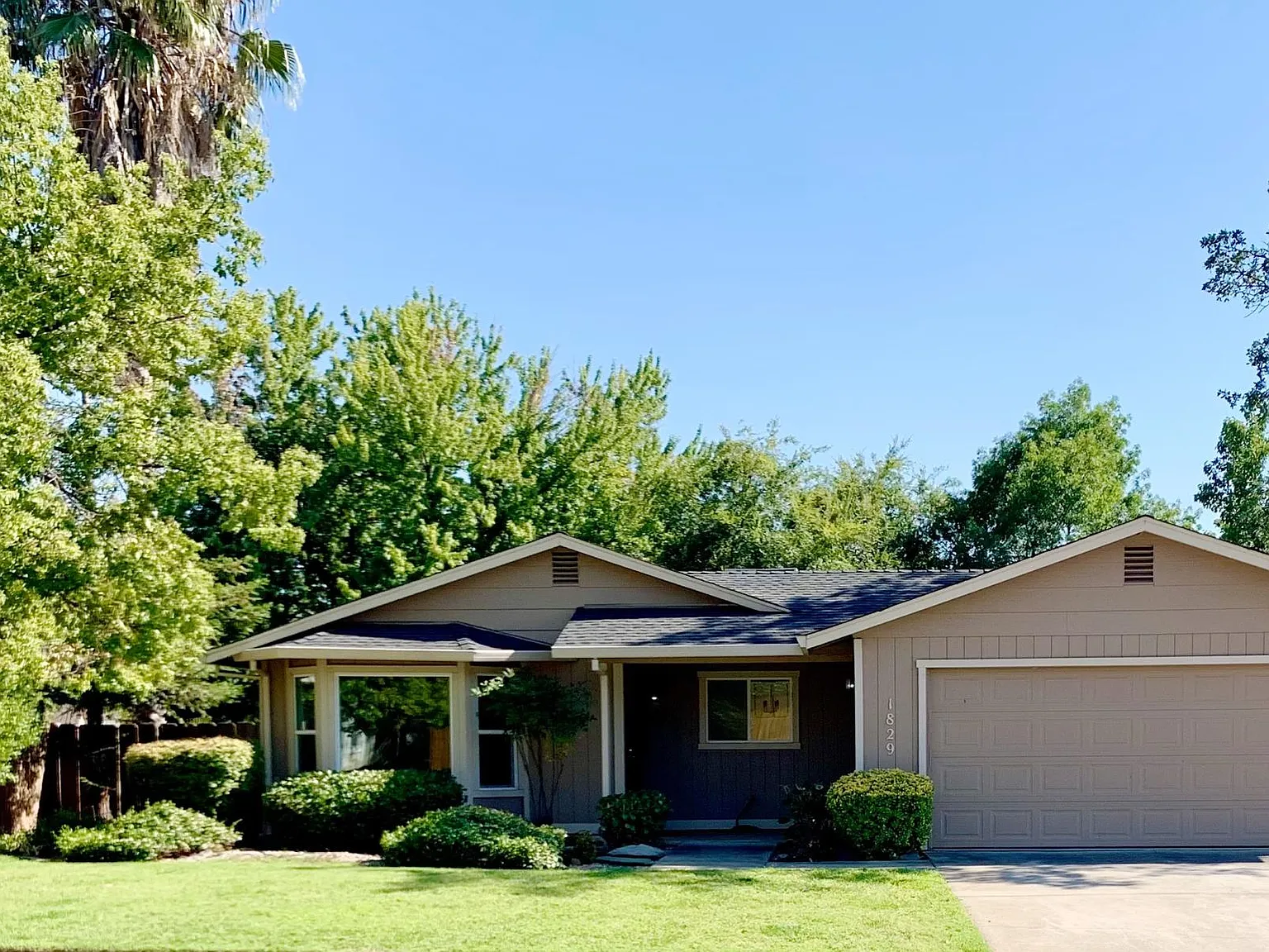 1829 Strauss Ln — Photo 2